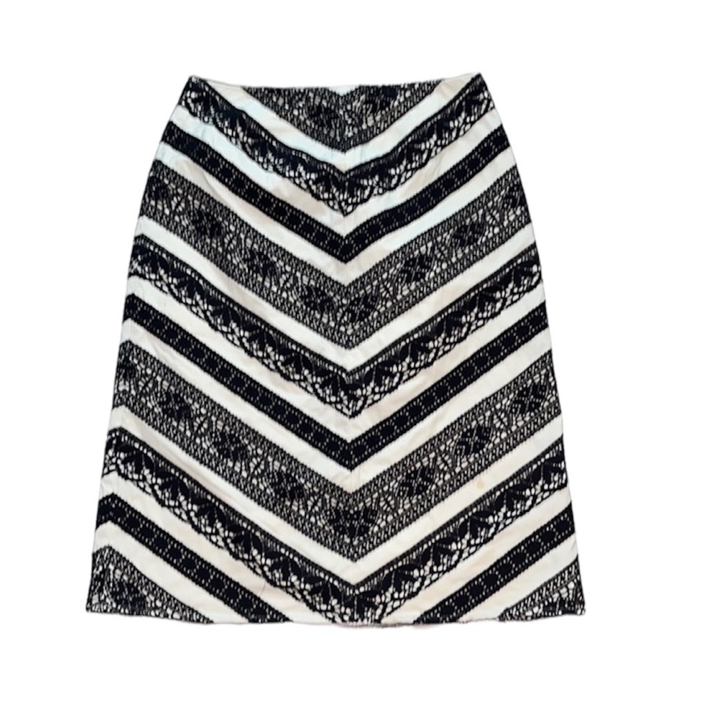 Harold’s women’s black and off white chevron lace skirt Size 8